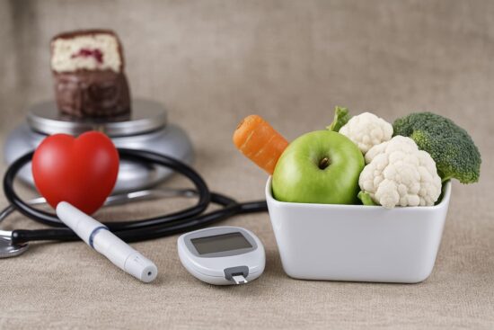 Qué es la diabetes y cuáles son sus consecuencias si no se trata bien 4 Elementos relacionados con el cuidado de la diabetes, como un glucómetro, frutas frescas, medicamentos y estetoscopio, organizados sobre una superficie clara.