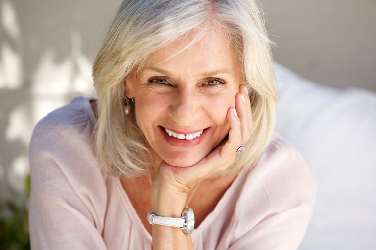 Mujer de 60 años sonriente y plena