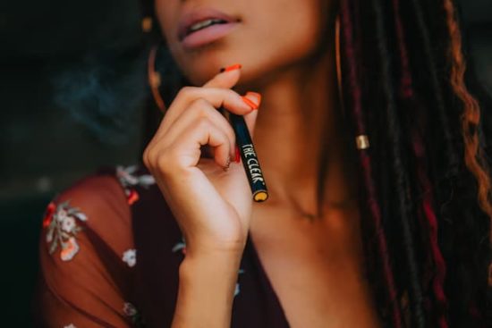 ¿Vapear perjudica la salud? Mujer joven usando vaper