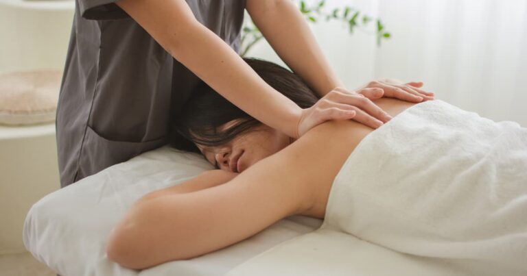Persona recibiendo un masaje de relajación para aliviar el estrés y mejorar el bienestar.