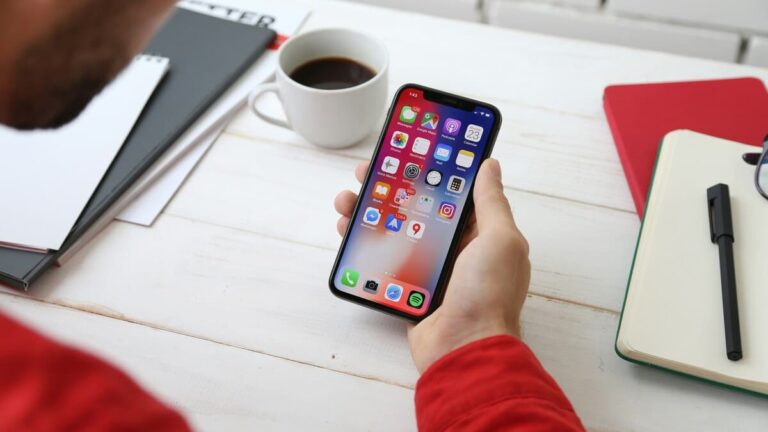 Persona usando su móvil conscientemente para mejorar bienestar digital y mental.