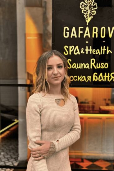 fundadora del spa ruso Gafarov en Buenos Aires, en la puerta de entrada