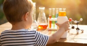 Aqu&iacute; tienes la metadata optimizada para SEO para la imagen sobre pantallas solares y desarrollo infantil. Esta informaci&oacute;n te ayudar&aacute; a posicionar el art&iacute;culo en buscadores, utilizando palabras clave relacionadas con la salud, la infancia y la seguridad de los productos. Metadata sugerida Nombre del archivo: protector-solar-ni&ntilde;os-efectos-hormonales-ciencia.jpg Texto Alternativo (Alt Text): Ni&ntilde;os vistos de espalda al aire libre bajo el sol, ilustrando el uso de bloqueador solar y la precauci&oacute;n sobre sus ingredientes qu&iacute;micos y efectos en el desarrollo.