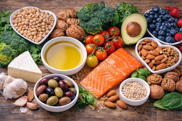 Alimentos de la dieta mediterránea como pescado, aceite de oliva, frutas, verduras y frutos secos asociados a una microbiota intestinal saludable.