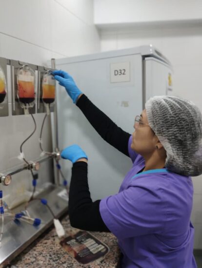 Profesionales de gran experiencia en el tema procesan las muestras en el laboratorio de Matercell.